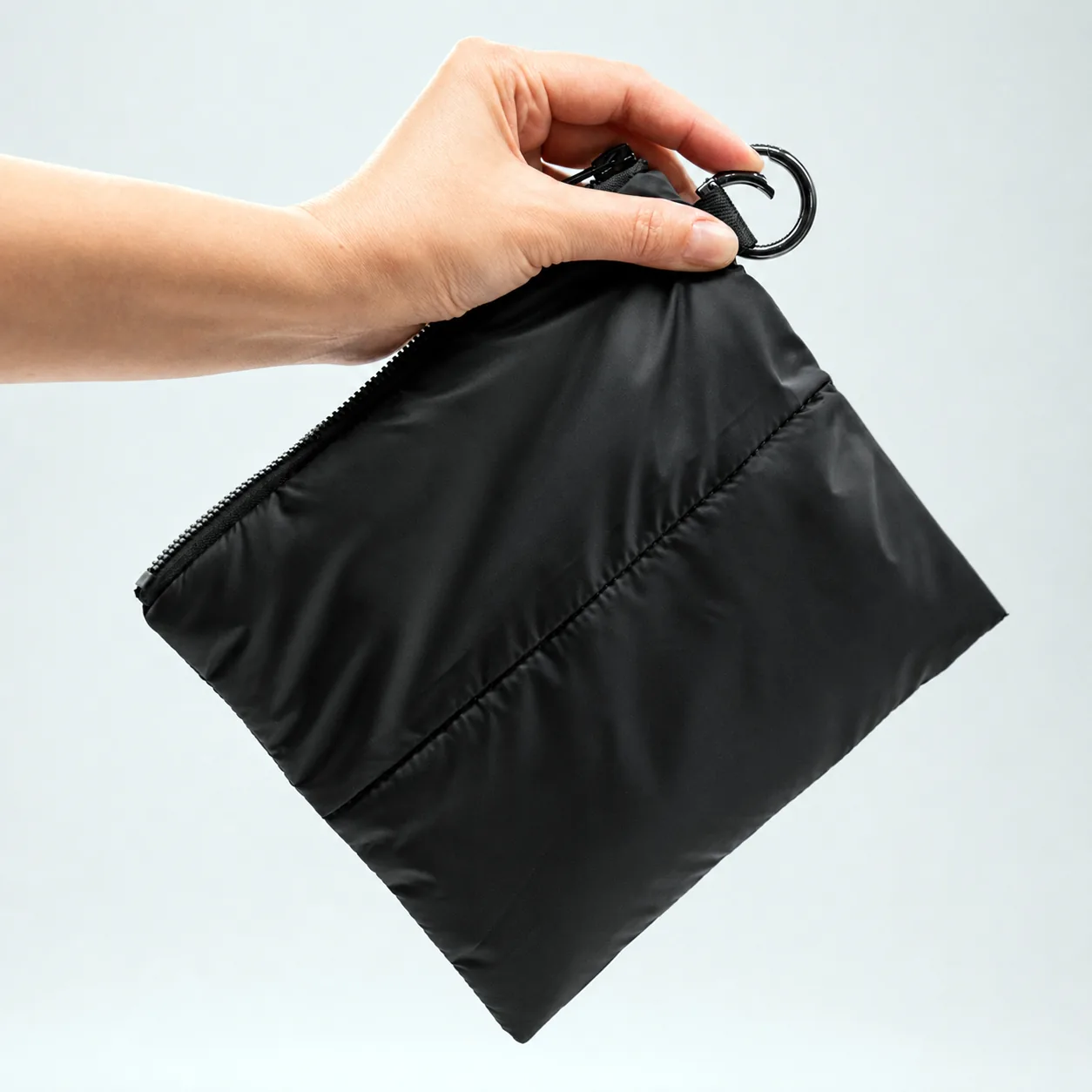 Органайзер для мелочей Superbag Bubble, стёганый, на молнии, с креплением на кольцо-карабин (черный) фото 5