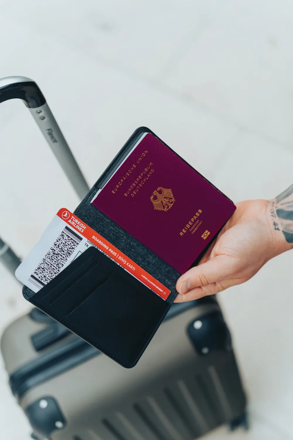 Обложка для паспорта Travelfinder с технологией Find My фото 10
